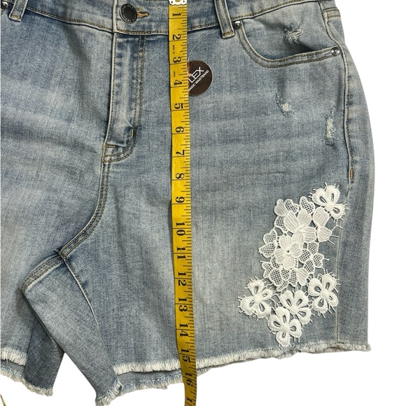 Lane Bryant Jean Midrise Shorts White Applique Lace Detail NWT Size 14 - Picture 7 of 8